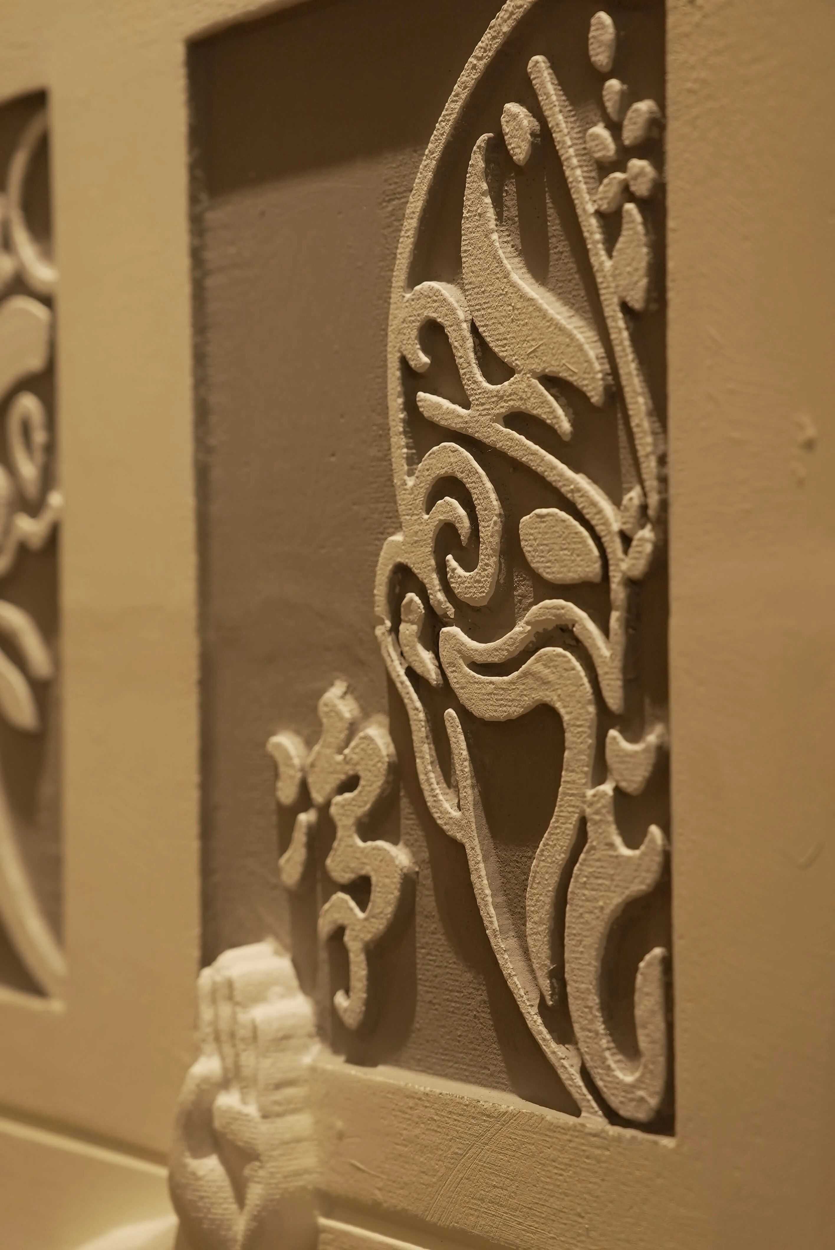 نقش بارز من السيراميك الرغوي