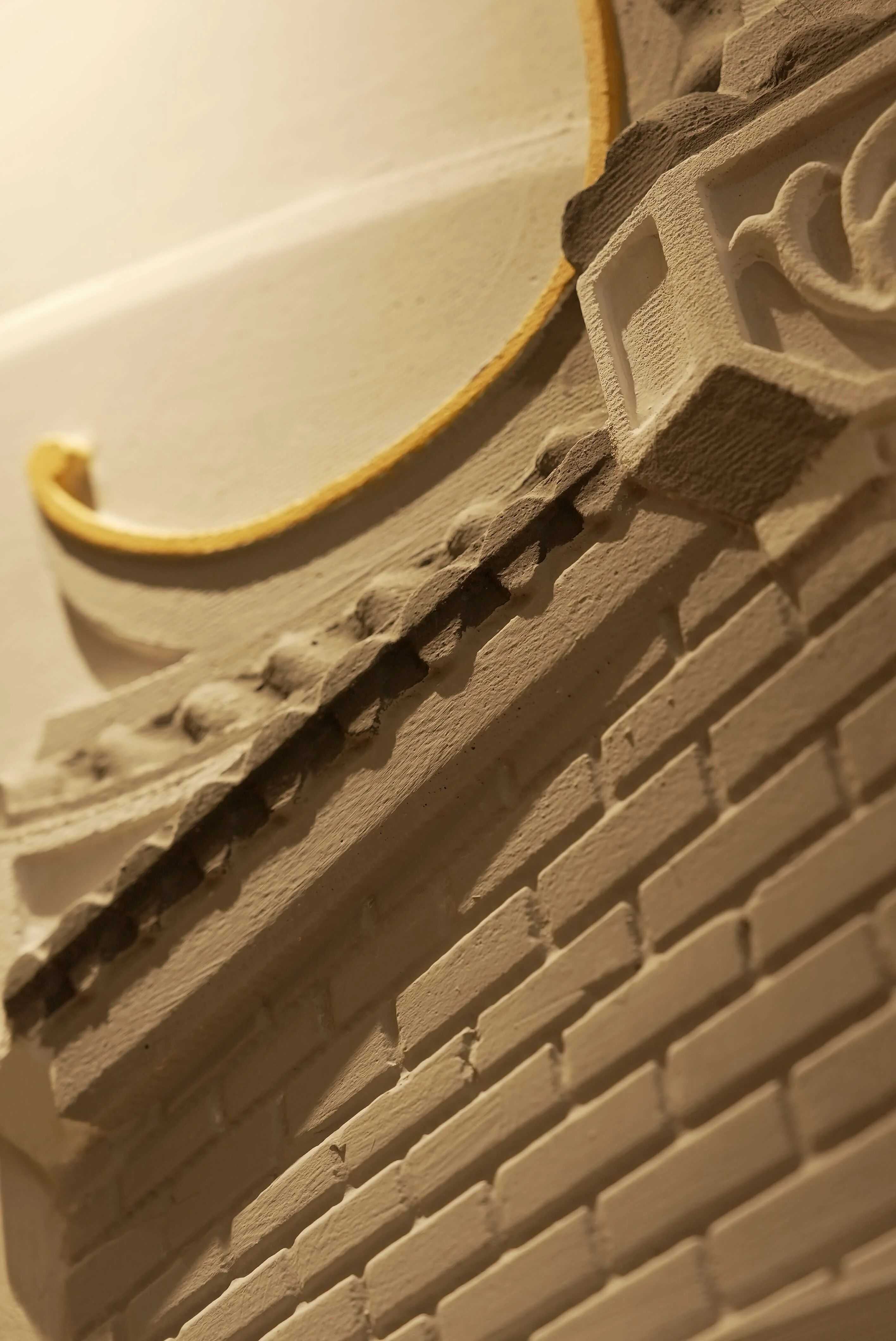 سيراميك رغوي بارز