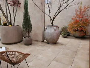 منطقة الهواء الطلق في المقهى