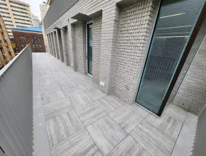 شرفة مبنى المكاتب