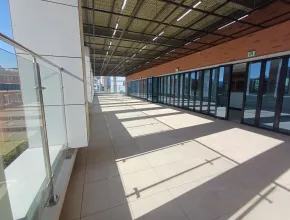 مساحة تعليمية خارجية مغطاة بالمدرسة