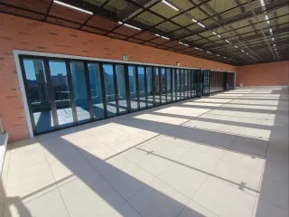 مساحة تعليمية خارجية مغطاة بالمدرسة
